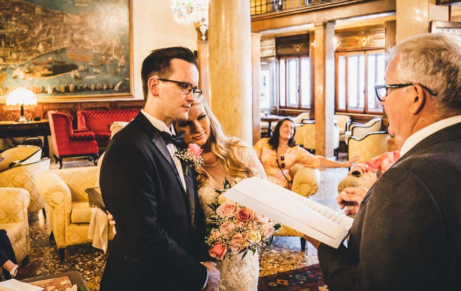 Couple exchanging vows on the room of Danieli Hotel