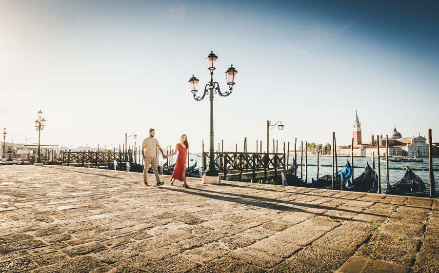 Romantic photo of travelers walking taken by a Venice vacation photographer