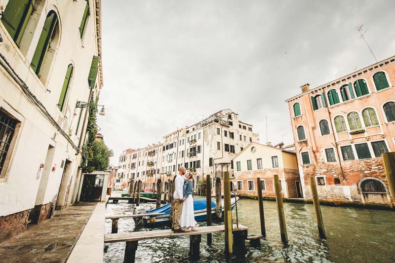 Hidden alleyway in Cannaregio serving as a backdrop for the couple