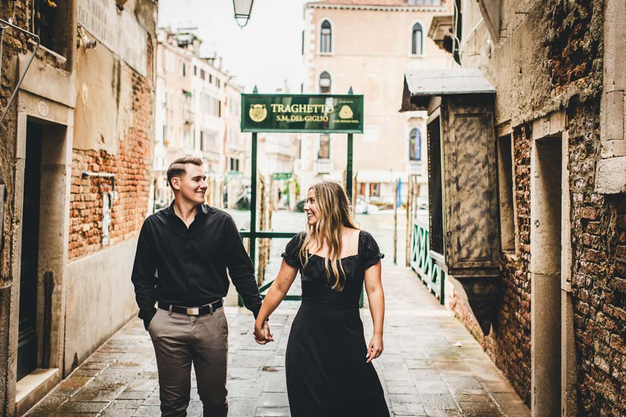 couple photo by the Traghetto Salute in Venice