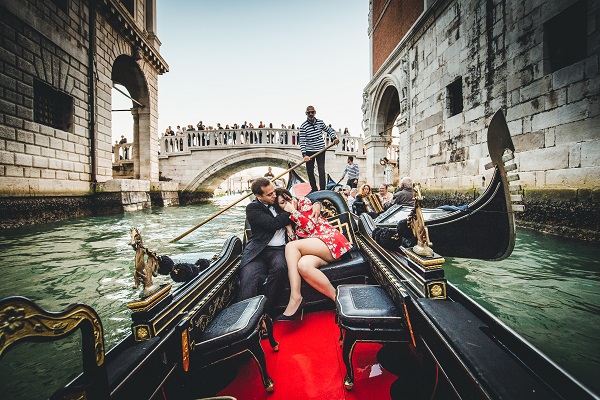 Surprise-Venice-Gondola-Proposal-Photoshoot