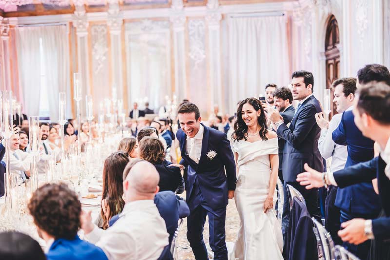 Reportage photo of the couple dancing together for the first time.