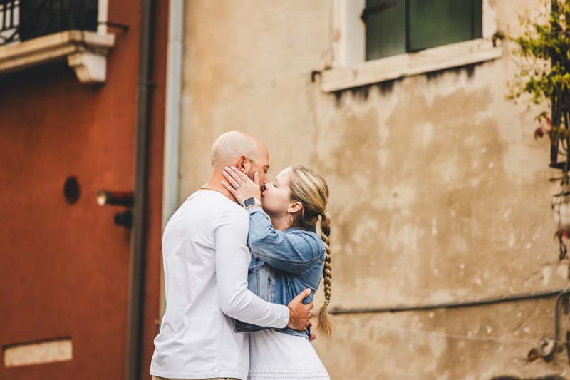Candid documentation of the couple in the Cannaregio neighborhood
