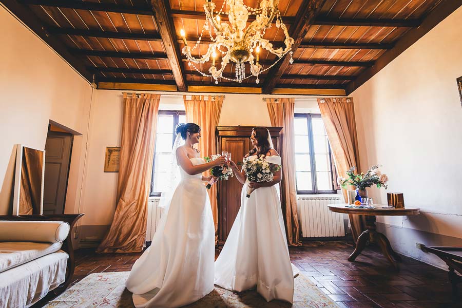 Emotional moment during a double wedding in Tuscany at Castello di San Fabiano courtyard