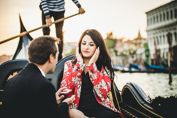 Surprise-Proposal-On-A-Gondola-in-Venice