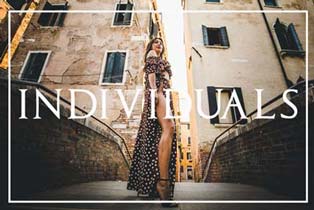 Venice photographer documenting a luxury couple photoshoot near a Venetian palace.