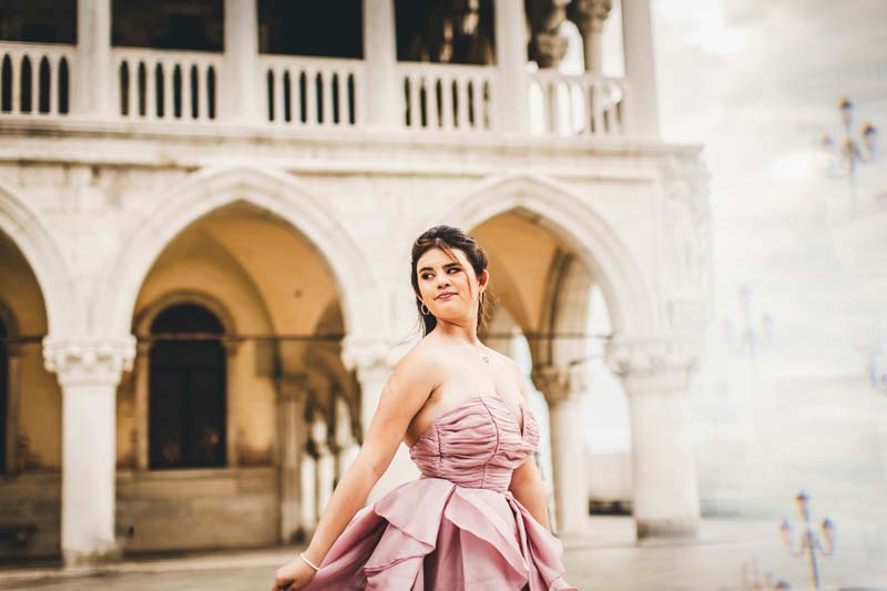 Quinceañera photoshoot near Doge’s Palace with soft morning light reflections