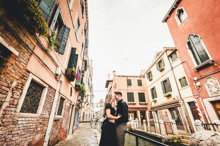 couple on Fondamenta Fornace, Venice