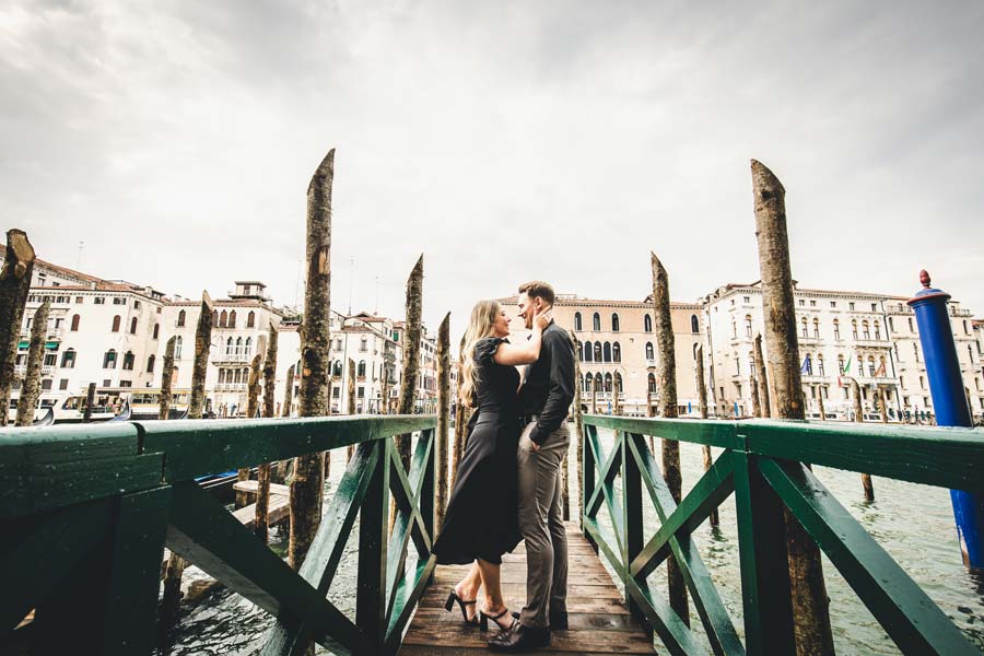 Golden hour couple photo by the Traghetto Salute