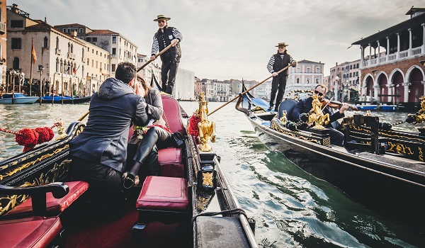 Proposal-on-the-Gran-Canal-Venice-Photographer