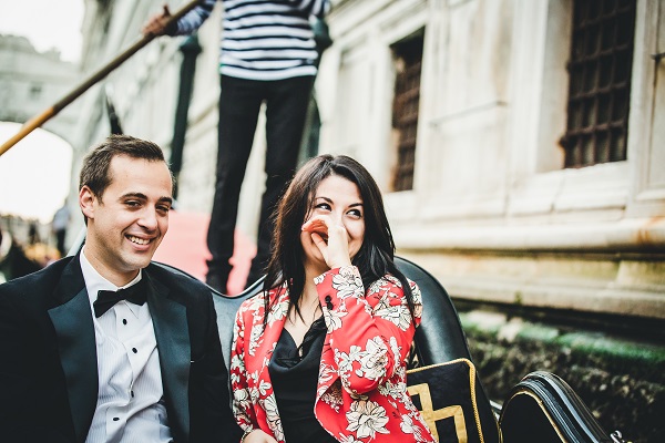 Surprise-Gondola-Proposal-Photoshoot-in-Venice