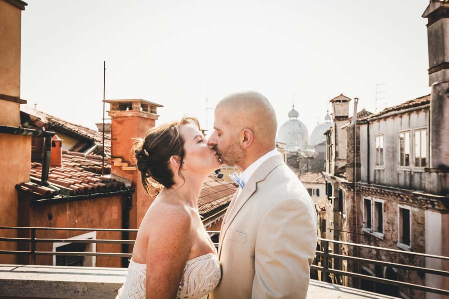 Romantic kiss between newlyweds on Hotel Splendid's terrace