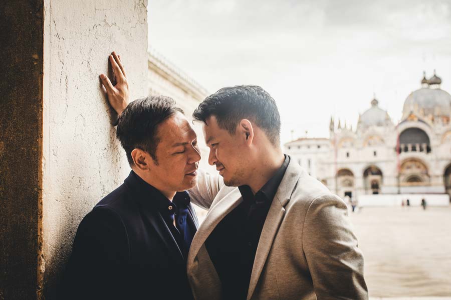 Morning photoshoot with gay couple in a quiet Venetian alley