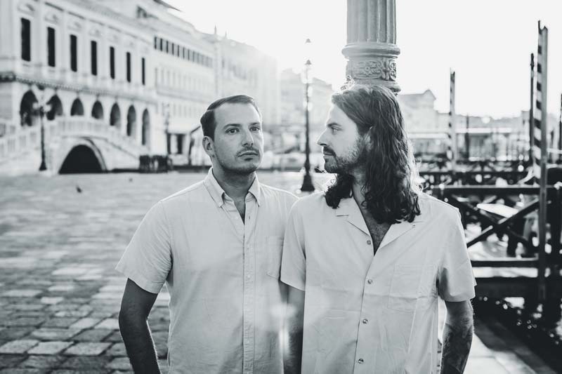 LGBTQ+ couple photoshoot in Venice, showcasing love and complicity.