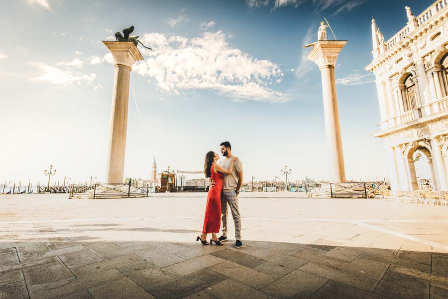 Venice vacation photographer capturing moment during a couple photoshoot