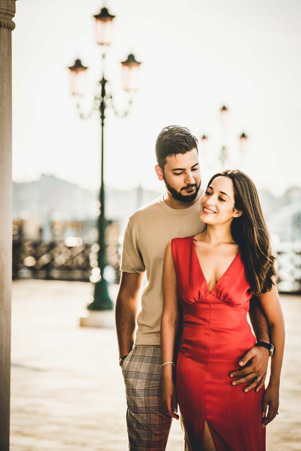 Candid moment of a Couple in Piazza San Marco by a professional Venice vacation photographer