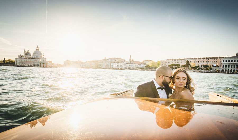 Wedding-Photographer-on-a-Gondola-in-Venice-Italy