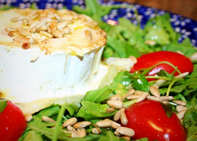 warmer Ziegenkäse auf Rucola-Salat