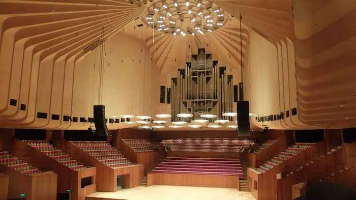 Opera House Hall (Fujifilm X30, ISO 1000, 7.1mm, F2.0, 1/30)