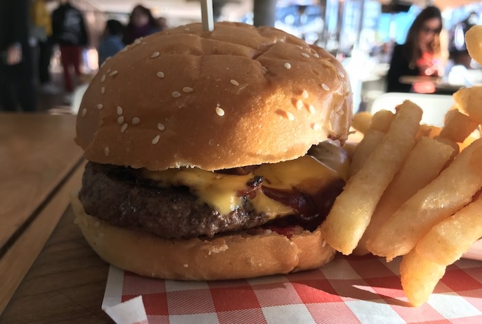 THE CLASSIC AUSSIE BURGER (iPhone7s ISO 32, 3.99mm, F1.8, 1/100)