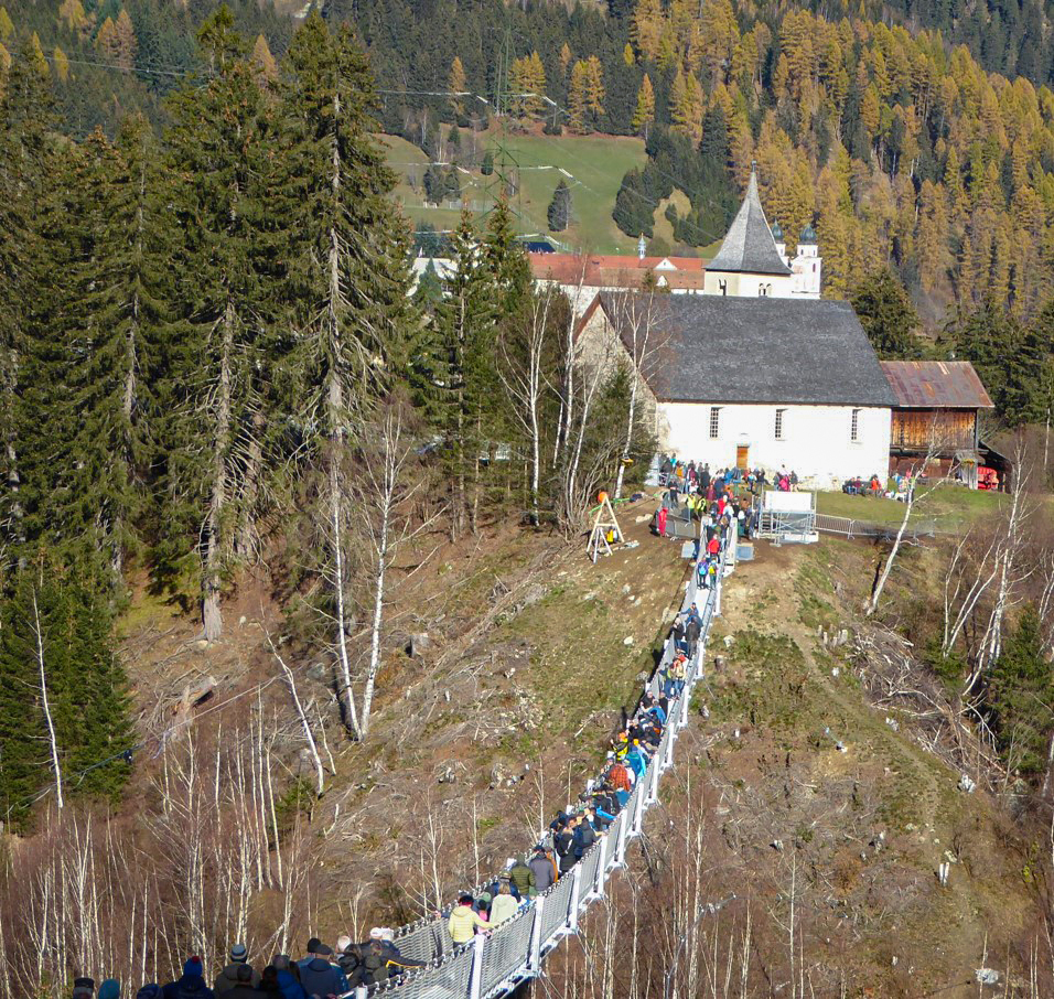 Menschen aus der ganzen Region hatten sich an der Eröffnungszeremonie auf der Brücke versammelt.