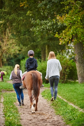 Reittherapie mit Kind und Pony - Copyright Deutsche Bahn Stiftung / Stefan Wildhirt