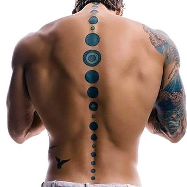 Tatuaje de símbolos circulares en distintos tono de azul.