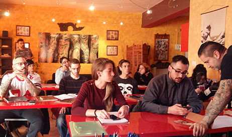 Profesor y alumnos de la EOMTP durante una clase de diseño.