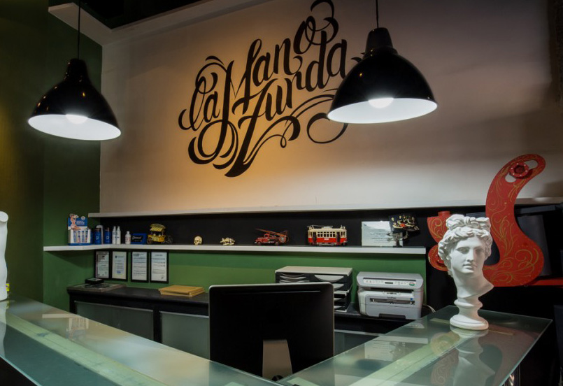 Las instalaciones del estudio son modernas, con un estilo underground.