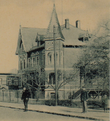 Die Moncke-Villa um 1905. Der Haupteingang führte über eine hölzerne Treppe.