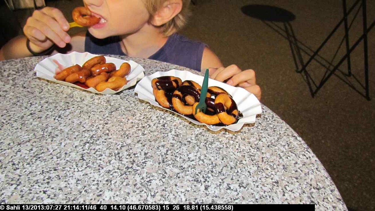 Donuts mit Erdbeer und Schokosoße 