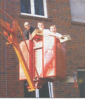 Ditmar Kurz mit KGS-Schülern beim Kasteneinsatz an der Schule 2005