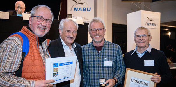 Der NABU Hambergen beim Verleih der Medaille bei der Bundesvertreterversammlung 2018 in Berlin, v.l.n.r. Burkhard Hoffmann, Olaf Tschimpke, Jürgen Röper, Dietmar Wonneberger