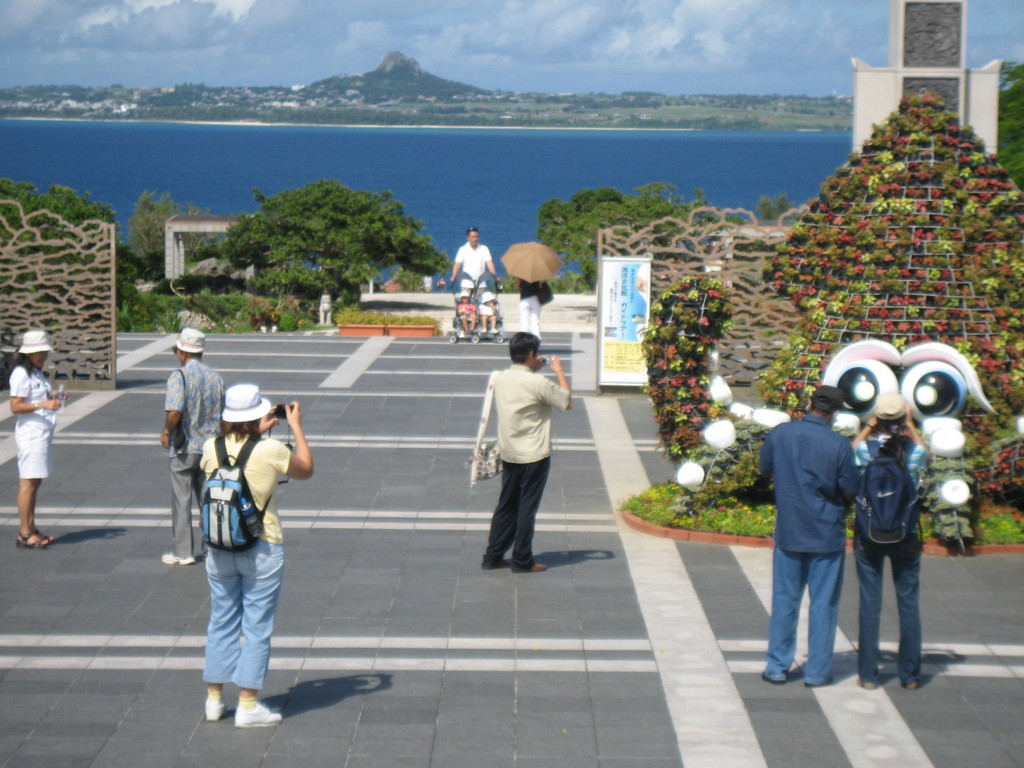 海洋博公園入り口から伊江島を臨む