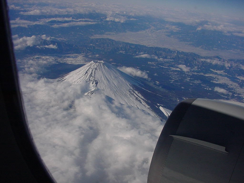 クアラルンプール行きのＪＡＬにて、富士山の上を飛ぶ