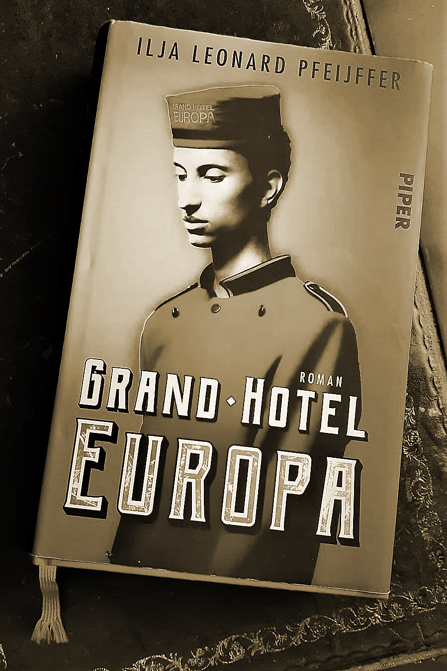"GRAND HOTEL EUROPA" - Eine Buchbesprechung / A Book Review by Ferdinand Sturm