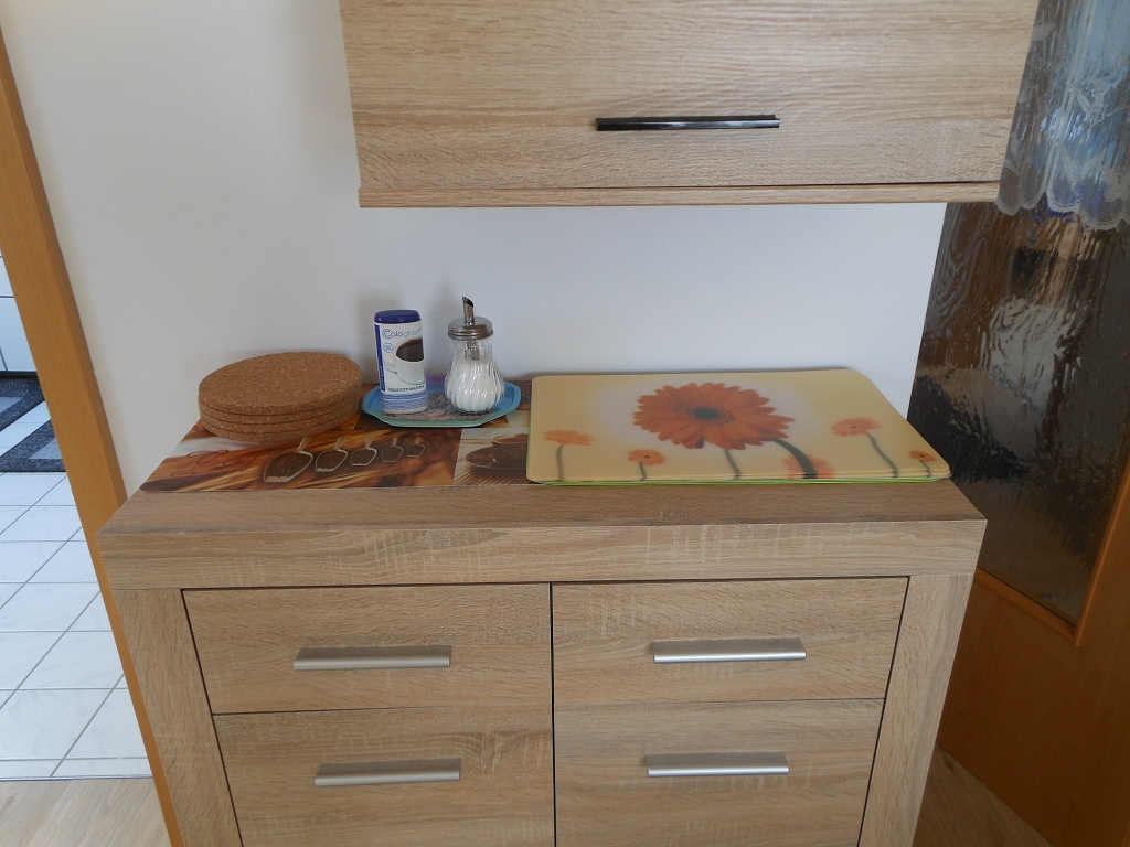 Wohn-/Eßzimmer Sideboard mit Besteck Geschirr Gläser