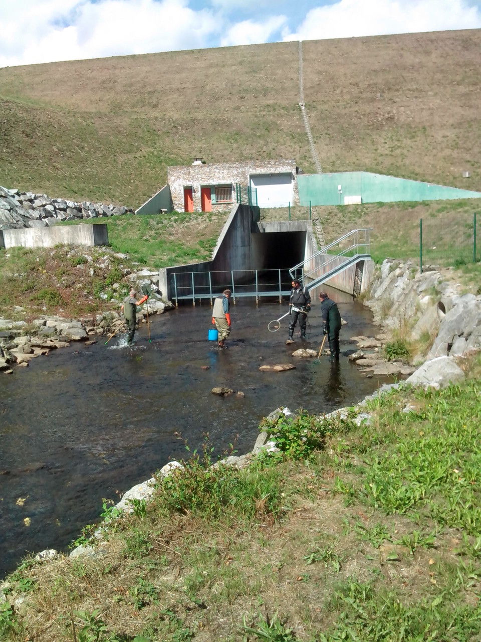 Les techniciens de la Fédération  de Pêche de l'Aude et les bénévoles à l'oeuvre sur le 3ème parcours