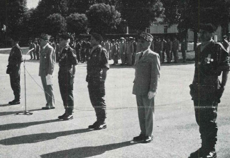 De g. à d; : pour le 99, COL ROUX (descendant), GDI RABOT, commandant la 14e D.I., COL DELABIT (montant) - pour le 299, COL ROUX-MAYOUD (descendant), général commandant la 51e D.M.T., LCL ESNAULT (montant).