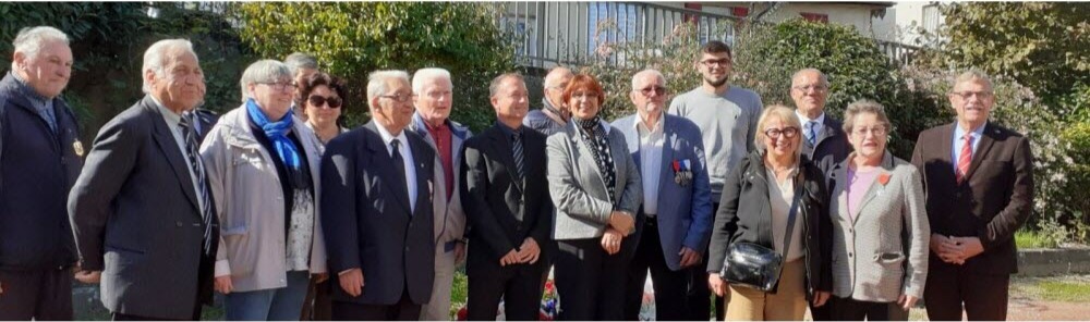 Fatma KEFIF au centre de la photo.