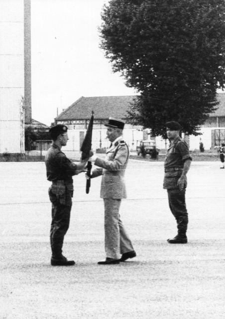 Le colonel Le Proust remet le fanion de la 3e compagnie au capitaine de Bouteiller