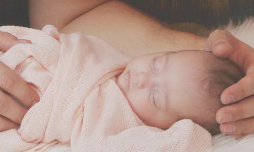 Gesunder Babyschlaf: Wie Pucken deinem Baby zu mehr Ruhe in der Nacht verhilft