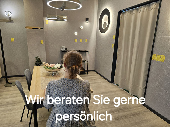 Mitarbeiterin von Lampen Kaiser in der Escale Ausstellung, Bild zur persönlichen Beratung