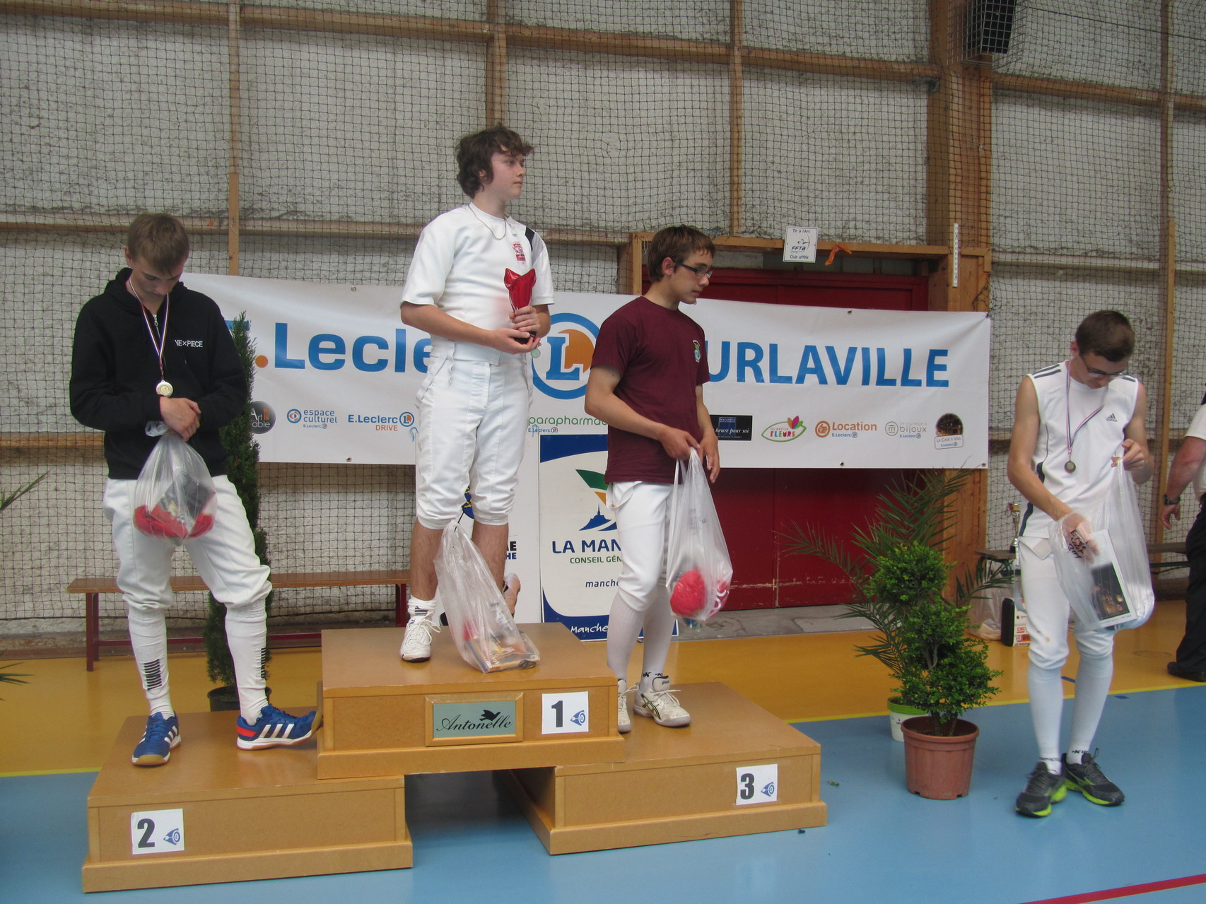 podium épée cadet avec Bastien sur la troisième marche