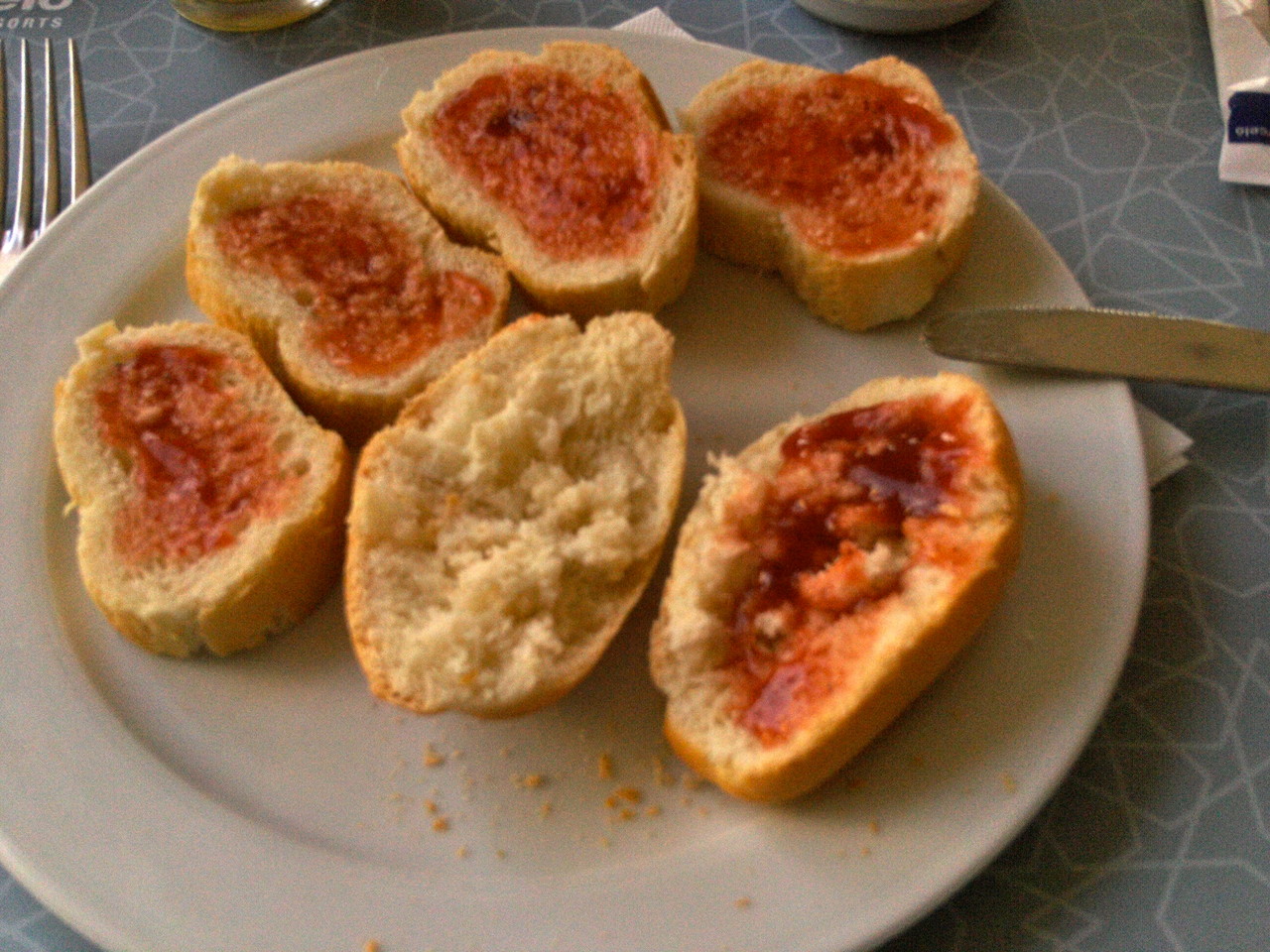 Baguettebrötchen mit Erdbeermamelade