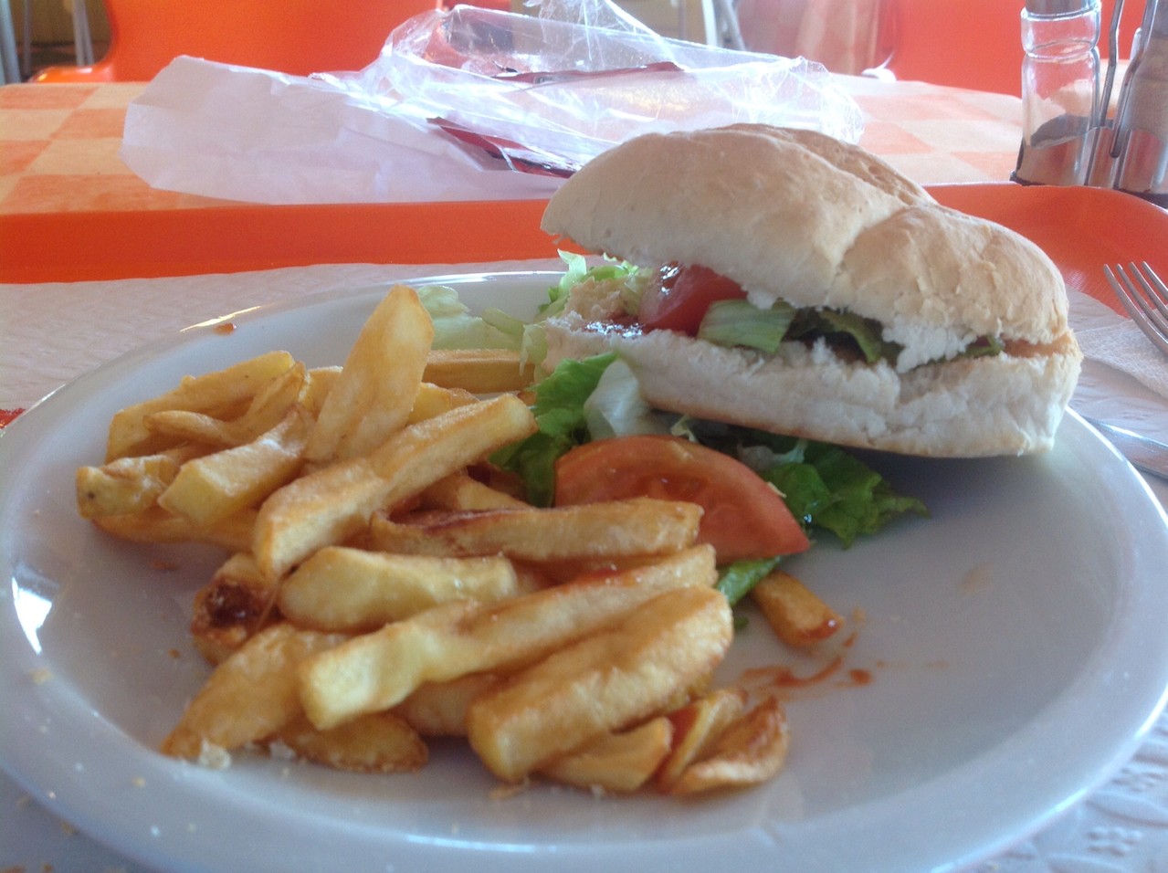 Pommes, Ketchup, Weißenbrötchen mit Tomate, Zwiebel, Salat und Gurke