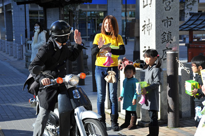 颯爽とバイクで現れて募金してくれた方も。