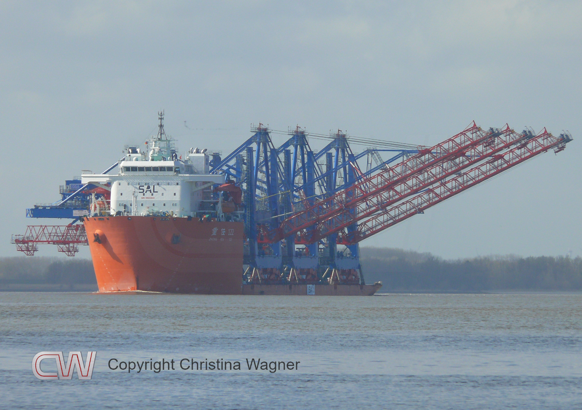 ZHONG REN 122 bringt neue Conatinerbrücken nach Hamburg