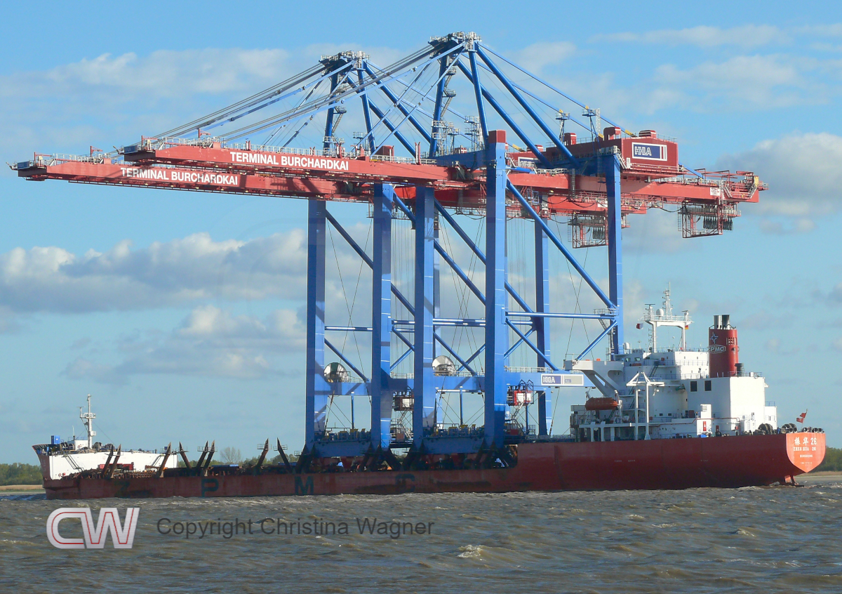 ZHEN HUA 26 und 27 brachten Containerbrücken zum CTB