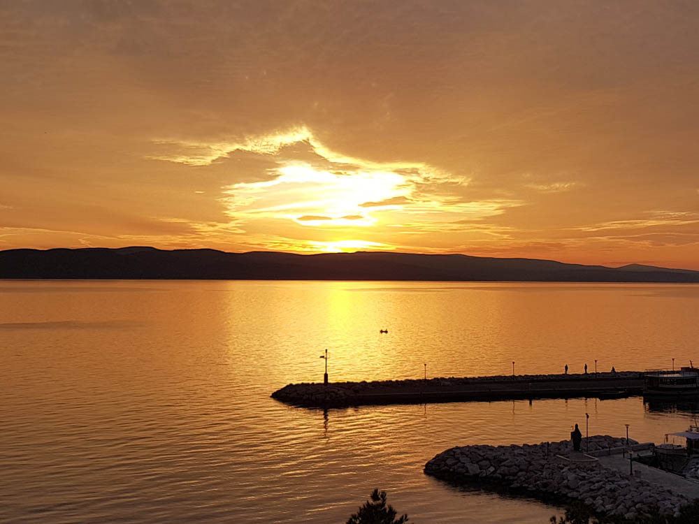 Abendstimmung im Hafen von Baska Voda